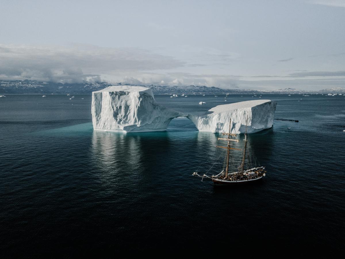 iceberg-boat-ocean